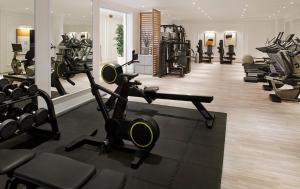 1 Bedroom Suite @ The address Golf Marassi Resort في العلمين: صالة ألعاب رياضية مع مجموعة من معدات التمرين فيها