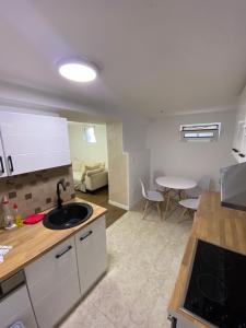 Una cocina o cocineta en Baron Apartment