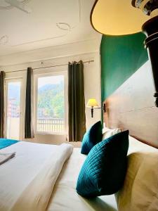 HOT - House Of Travellers في ريشيكيش: غرفة نوم مع سرير ووسائد زرقاء ونافذة