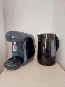 einen Toaster und eine Kaffeemaschine auf der Theke in der Unterkunft ° Studio 1 - Lunéville centre ° in Lunéville