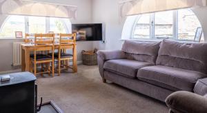 sala de estar con sofá y mesa en Windermere en Sawrey