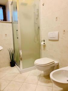 a bathroom with a shower and a toilet and a sink at Ca' Degli Ulivi Relax - uso esclusivo con jacuzzi in Lunigiana vicino cinque terre in Agnino