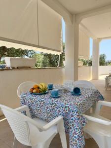 un tavolo con un piatto di frutta sopra di La Casa Degli Ulivi a Galatone