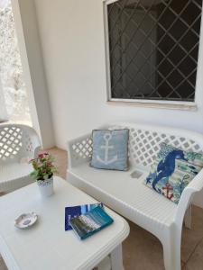 un divano bianco e un tavolino in soggiorno di La Casa Degli Ulivi a Galatone