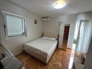 Ένα ή περισσότερα κρεβάτια σε δωμάτιο στο Budva Apartments