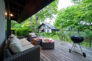 - une terrasse avec barbecue et barbecue dans l'établissement スイートヴィラ アンジュール 小淵沢高原, à Iwa-kubo