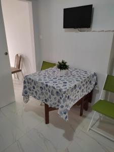 TV a/nebo společenská místnost v ubytování M2 - Maraki Apartments