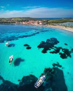 una vista aérea de una playa con barcos en el agua en Casa Meli, en San Vero Milis