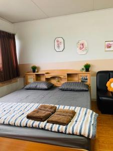 1 dormitorio con 1 cama con 2 toallas en For rent condo popular T8 fl8 en Thung Si Kan