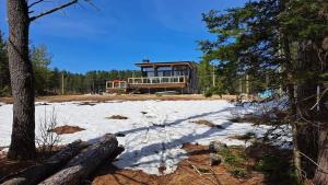 dom siedzący na pokrytym śniegiem polu w obiekcie Les Chalets Double K # 2 w mieście Saint-Alexis-des-Monts