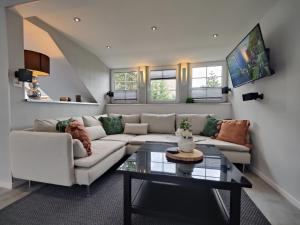 a living room with a couch and a table at Ferienhaus Villa Adelsberg mit Dachterrasse in Zentraler Lage für bis zu 10 Personen in Chemnitz