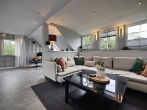 sala de estar con sofá y mesa en Ferienhaus Villa Adelsberg mit Dachterrasse in Zentraler Lage für bis zu 10 Personen, en Chemnitz