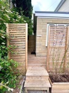 une passerelle en bois menant à une clôture en bois dans l'établissement Cosy 1 BR, 10min drive to Bath centre,Free parking, à Bath