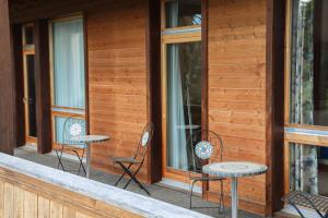ベアテンベルクにあるBeatenberg Resort & Spaの椅子2脚 +14枚の写真
