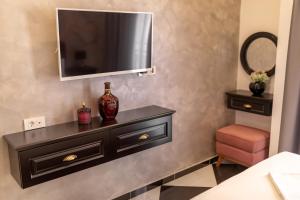Televiisor ja/või meelelahutuskeskus majutusasutuses Baba's Hotel & Spa