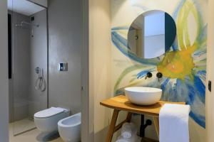 La salle de bains est pourvue d'un lavabo et d'un miroir. dans l'établissement Ollen apartments, à Catane