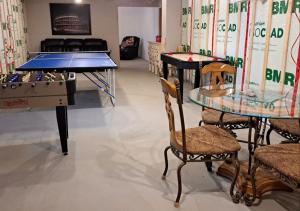 une chambre avec deux tables et une table de ping-pong dans l'établissement Les Chalets Double K # 2, à Saint-Alexis-des-Monts