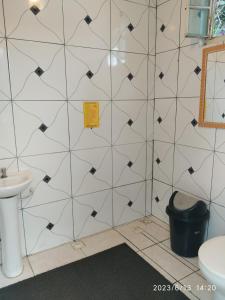 A bathroom at SÍTIO CONQUISTA FELIZ