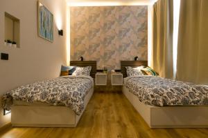 布魯塞爾的住宿－Golden Dove Luxury Aparts，一间卧室设有两张床和窗户。