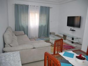 sala de estar con sofá y mesa en Bel appartement à Liberté 6 extension, en Dakar