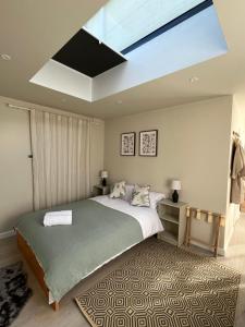 a bedroom with a large bed and a skylight at Cosy 1 BR, 10min drive to Bath centre,Free parking in Bath