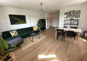 Χώρος καθιστικού στο K2-Project - Midcentury-Smart-Home am Kaßberg