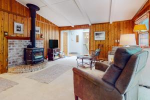 ein Wohnzimmer mit einem Sofa und einem Kamin in der Unterkunft Snowflake Cabin in Barnumville