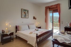 Postel nebo postele na pokoji v ubytování Triopetra Luxury Villas Fournou Lago + 37 fotografií