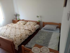 ein kleines Schlafzimmer mit 2 Betten und einem Tisch in der Unterkunft Seosko domaćinstvo Vidović in Banja Luka