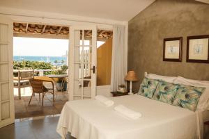 una camera con letto e vista sull'oceano di Pousada Baía Bonita a Búzios