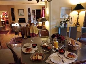 stół z talerzami jedzenia na górze w obiekcie Maison Epellius w mieście Collonges-au-Mont-dʼOr