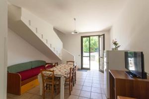 een woonkamer met een tafel en een bank bij Mya Vacanze in Torre dell'Orso