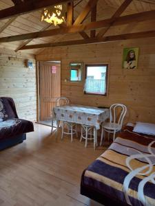 una habitación con mesa y sillas en una cabaña en Słoneczne Zbocze en Wysowa-Zdrój