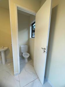 uma casa de banho com um WC e um lavatório em Belas Águas Mairiporã em Mairiporã