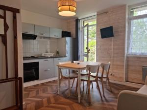 cocina con mesa y sillas en una habitación en Hôtel Eden Lake, en Égletons