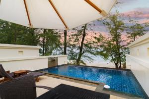 une piscine sur le toit d'une maison dans l'établissement 2 Bedrooms Beachfront Pool Villas, à Bang Tao Beach