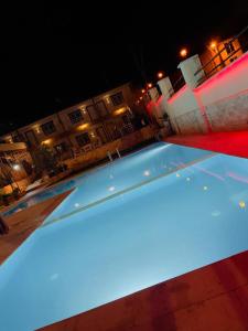 una piscina illuminata di notte con luci blu di Sirius Boutique Otel Pamukkale a Pamukkale