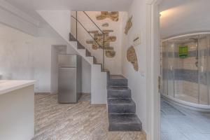 eine Treppe in einem Haus mit Treppenaufgang in der Unterkunft Casa Otti by PortofinoHomes in Santa Margherita Ligure