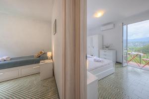ein Bad mit einem Bett, einer Badewanne und einem Fenster in der Unterkunft Casa Otti by PortofinoHomes in Santa Margherita Ligure