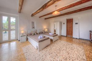 1 Schlafzimmer mit 2 Betten in einem Zimmer in der Unterkunft Casa Otti by PortofinoHomes in Santa Margherita Ligure