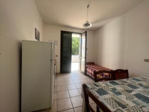 托里德奧索的住宿－Mya Vacanze，一间设有冰箱的客房和一间带桌子的客房