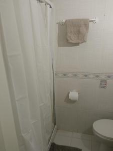 ein Bad mit einer Dusche und einem WC in der Unterkunft PISO PLAZA CABECEO in Jerez de la Frontera