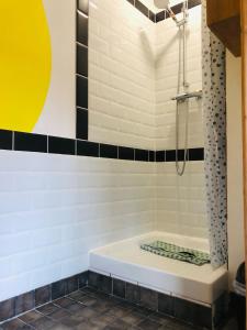 Un baño con bañera y ducha. en Jade House Hyper Centre Troyes, en Troyes 47 fotos más