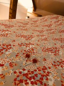 una mesa con flores rojas y blancas. en Le Cottage Suite avec Spa Privatif, 