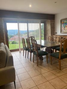 - une salle à manger avec une table et des chaises dans l'établissement Casa de Porto, à Barro