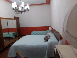 アヴォラにあるCasa Vacanze Carusoのベッドルーム1室(ベッド1台、シャンデリア付)
