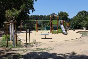 un parque con parque infantil con tobogán en Gîtes avec Piscine et Jacuzzi au Mas de Cadoule, en Saint-Just