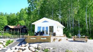 eine kleine Hütte in der Mitte eines Gartens in der Unterkunft Nieuw Tiny House met uitzicht op het Skagern meer in Finnerödja