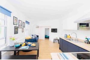 TV a/nebo společenská místnost v ubytování Sleeps 6 The Lovely Lymington Lock off