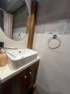 uma casa de banho com um lavatório e um espelho em Joli cocon proche de Paris centre em Boulogne-Billancourt